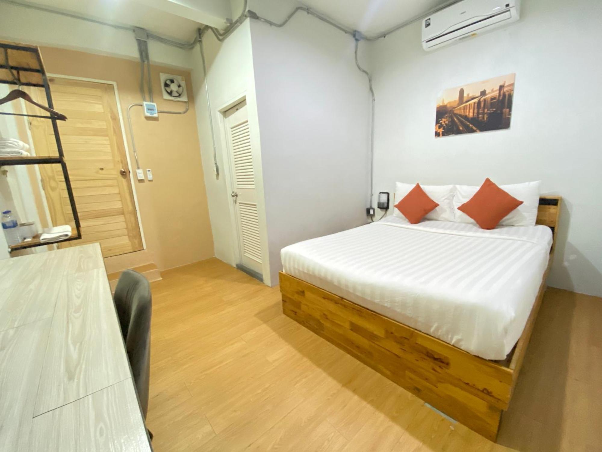 ซับรูมโฮเทล Subroom Hotel Surat Thani Esterno foto