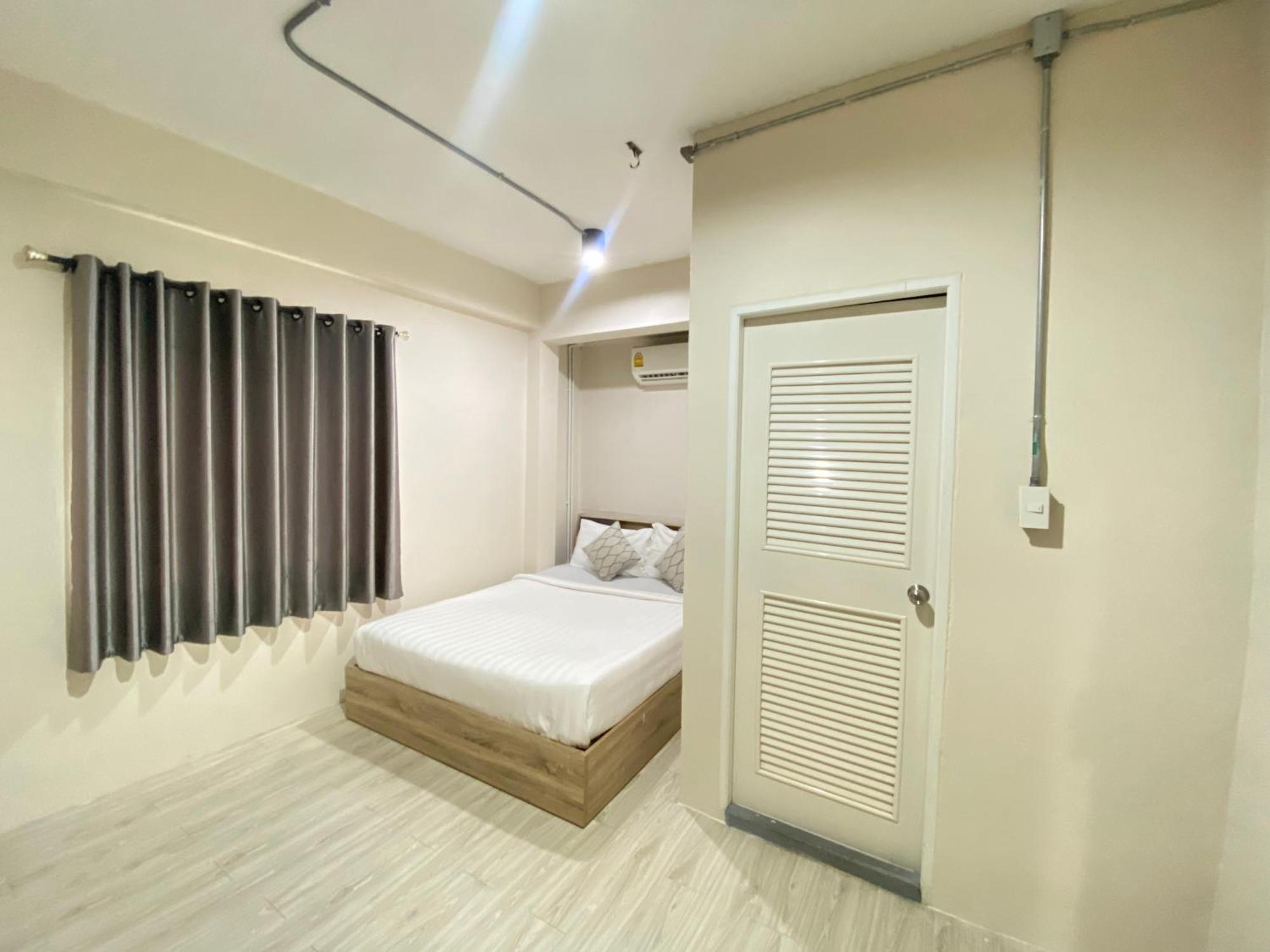ซับรูมโฮเทล Subroom Hotel Surat Thani Esterno foto